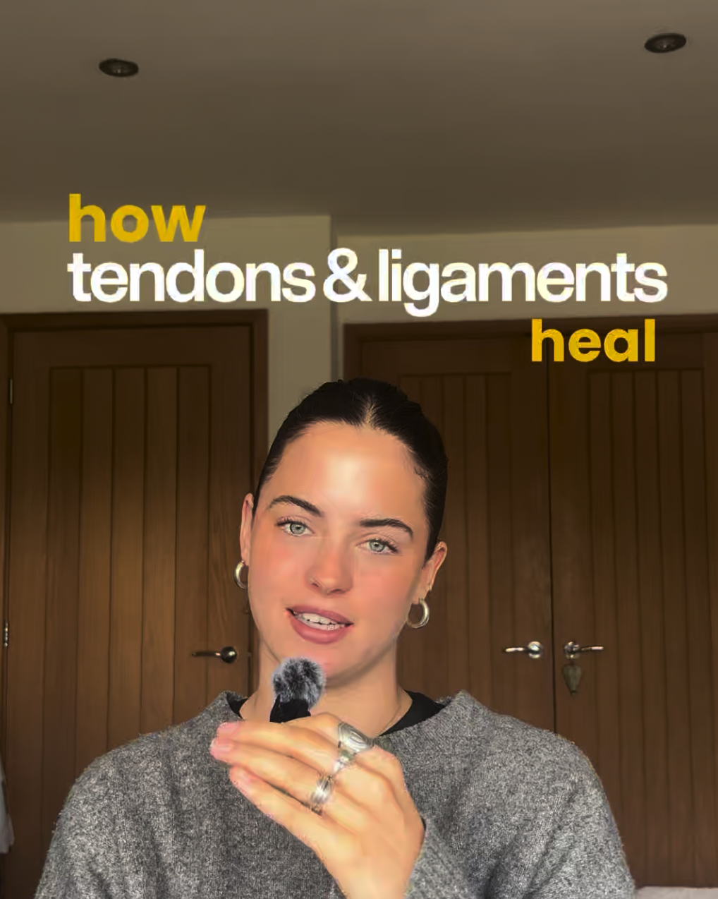 How do tendons and ligaments heal physio explains Physiotherapist with microphone explaining how tendons and ligaments heal
